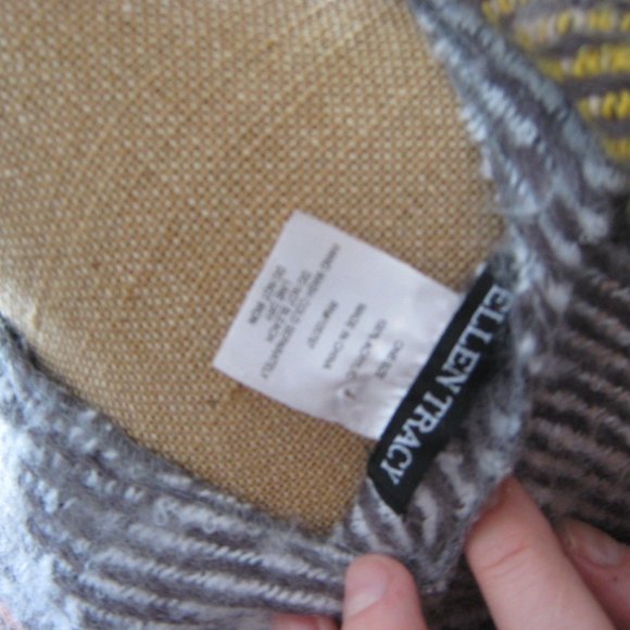 Beautiful Plaid Ellen Tracy Wrap - Picture 4 of 4